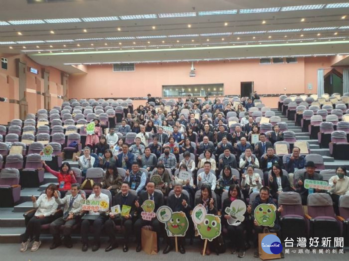 桃園市政府連續10年獲頒「政府機關實施綠色採購績優單位」,成效卓越。