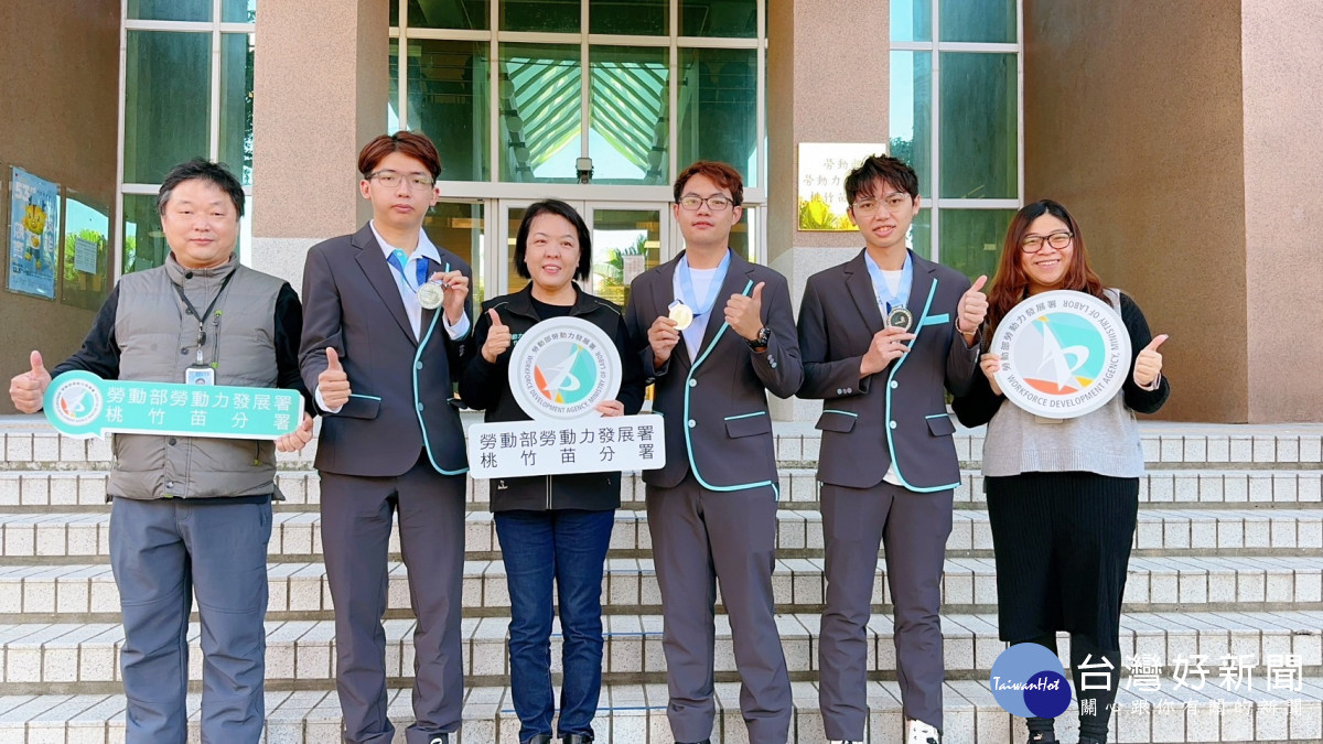 桃竹苗分署長林淑媛(左3)與共同培訓的「漆作裝潢」銀牌國手傅文德(右2)與「機電整合」銀牌國手羅國齊(右3)及吳冠霖(左2)、訓練師一同合影。