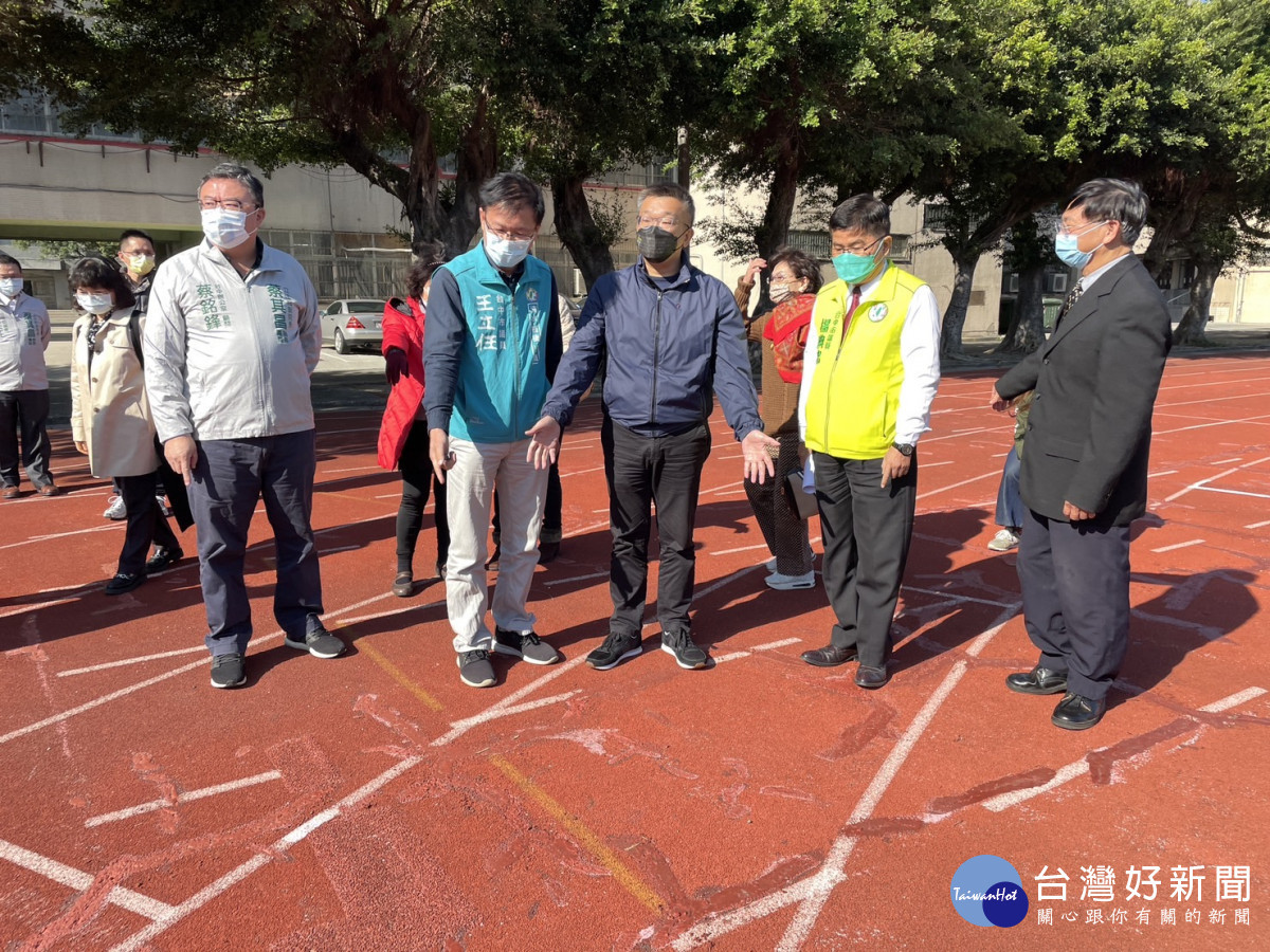 立法院副院長蔡其昌長爭取中央補助1840萬改善梧棲國中操場。