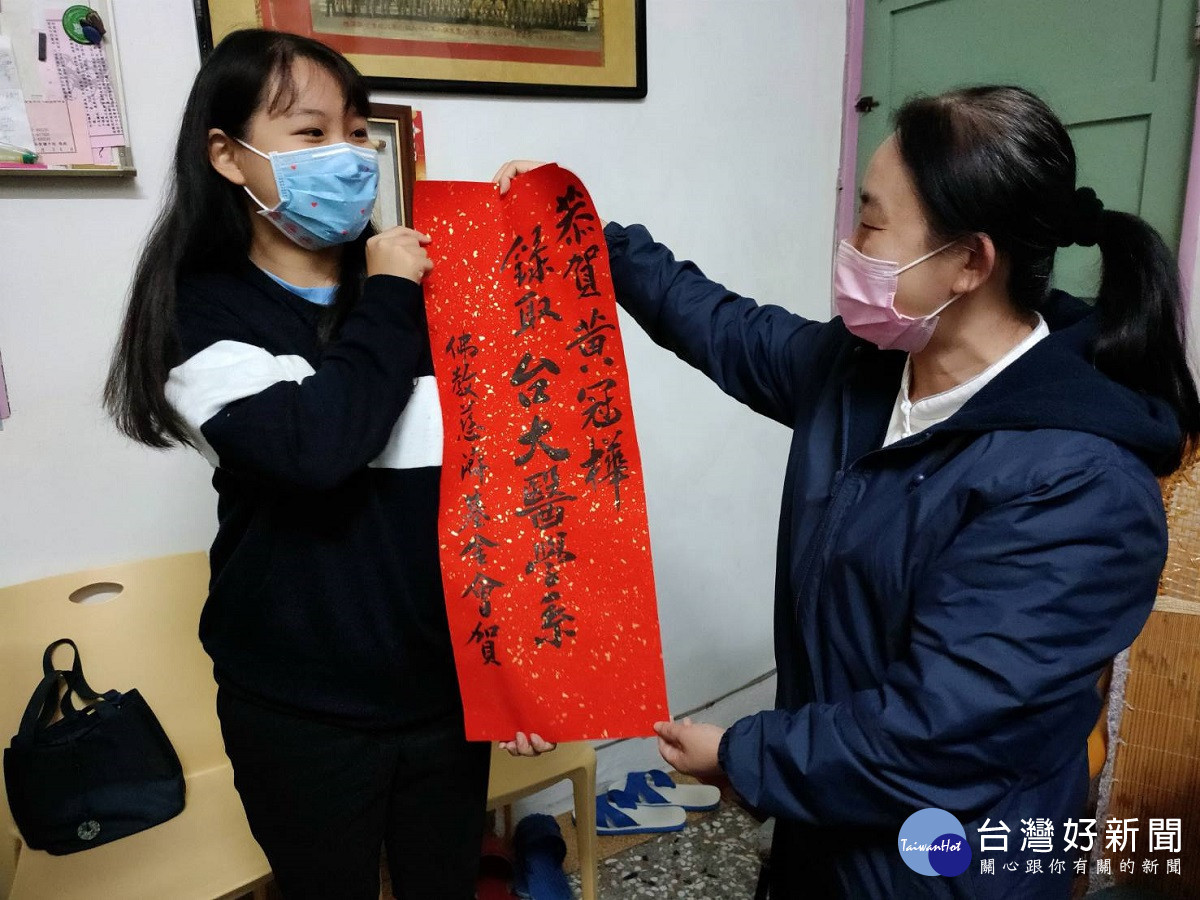 慈濟長期關懷弱勢的或單親家庭 十年後她用行卸錄取臺大醫學系感恩