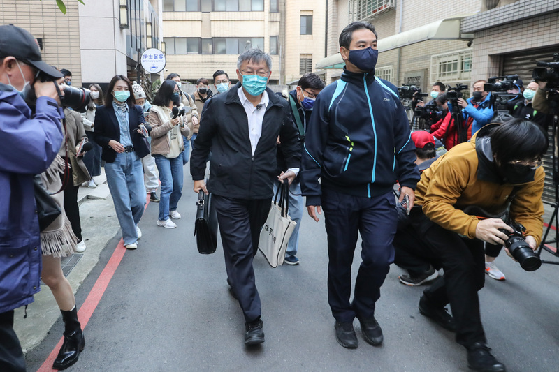 柯文哲卸任第一天走路回台大醫院上班，沒騎王世堅送的單車。中央社
