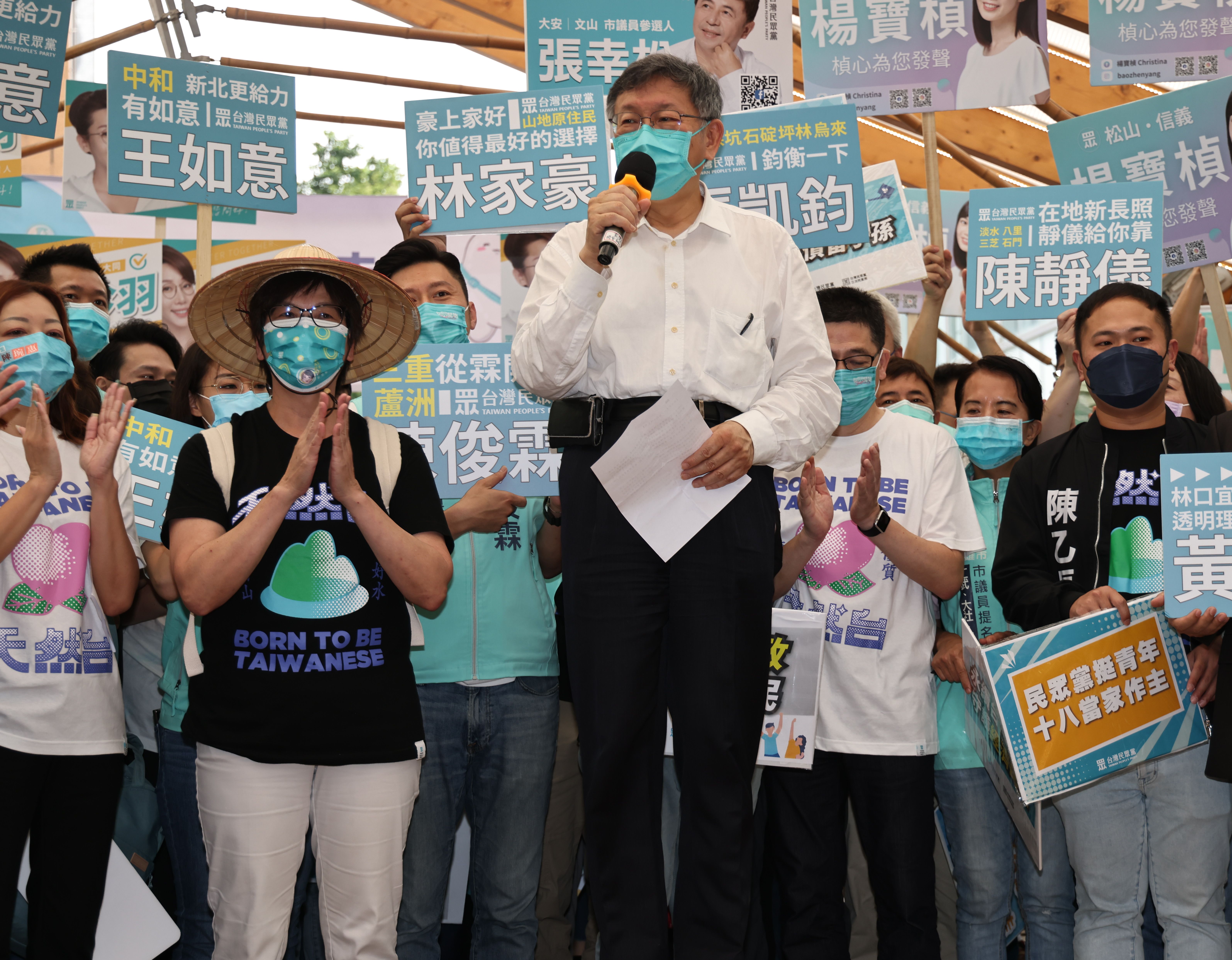 蔡壁如(左二)辭立委後,遲未獲黨主席柯文哲(中)安排下一份工作。資料照片/林啟弘攝
