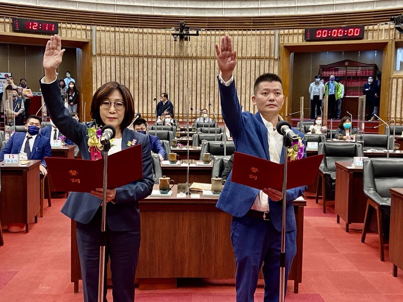 民進黨康裕成(前左)與24日宣布退出國民黨的曾俊傑(前右)搭當選高雄市正副議長,2人宣誓就職。中央社