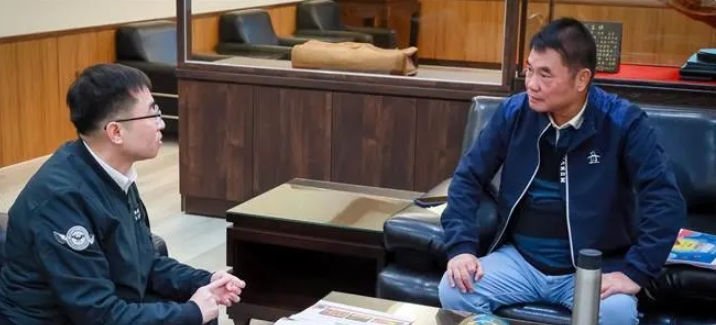 苗栗縣長鍾東錦(右)第一天上班,請來社會處長楊文志(左)商談保暖衣捐贈一事。鍾東錦提供
