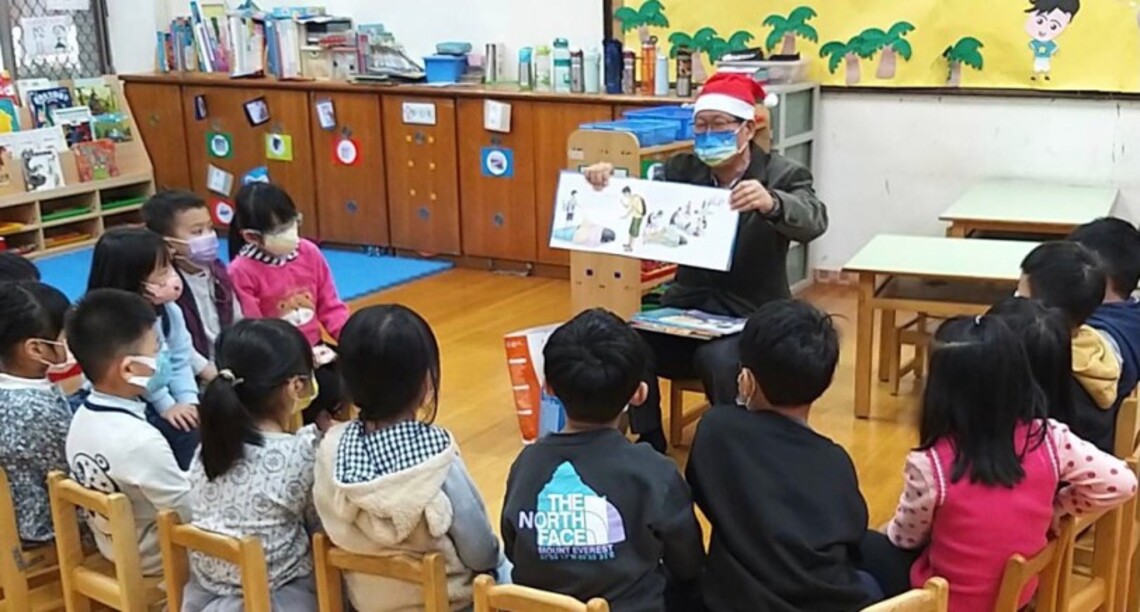 中華醫大傳愛偏鄉幼兒園與社福機構 贈12款152冊繪本創作帶動幼童閱讀