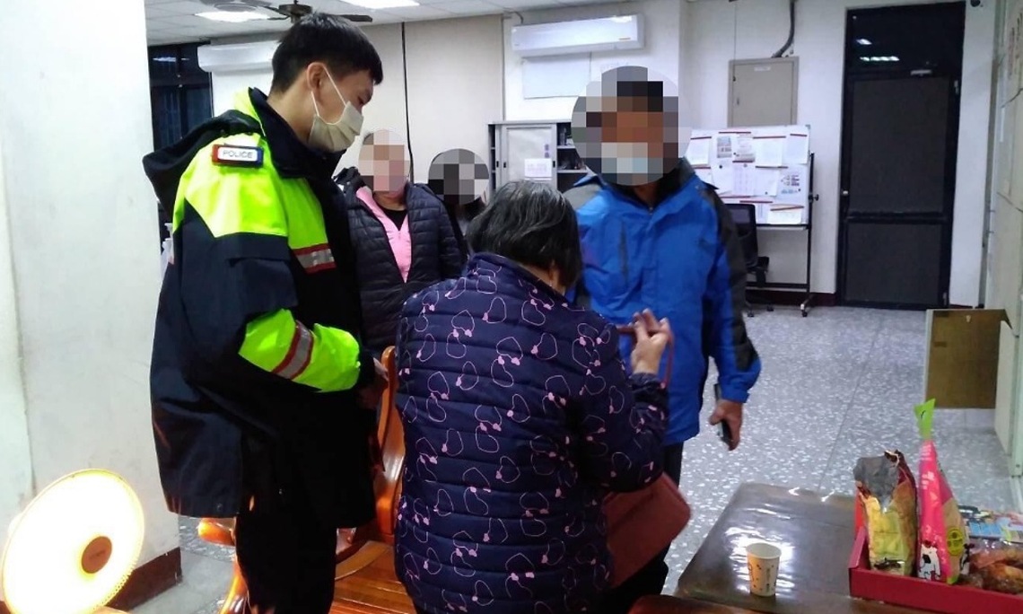 平安夜老婦迷失崎頂車站險凍僵 熱心民眾與竹南暖警助返家