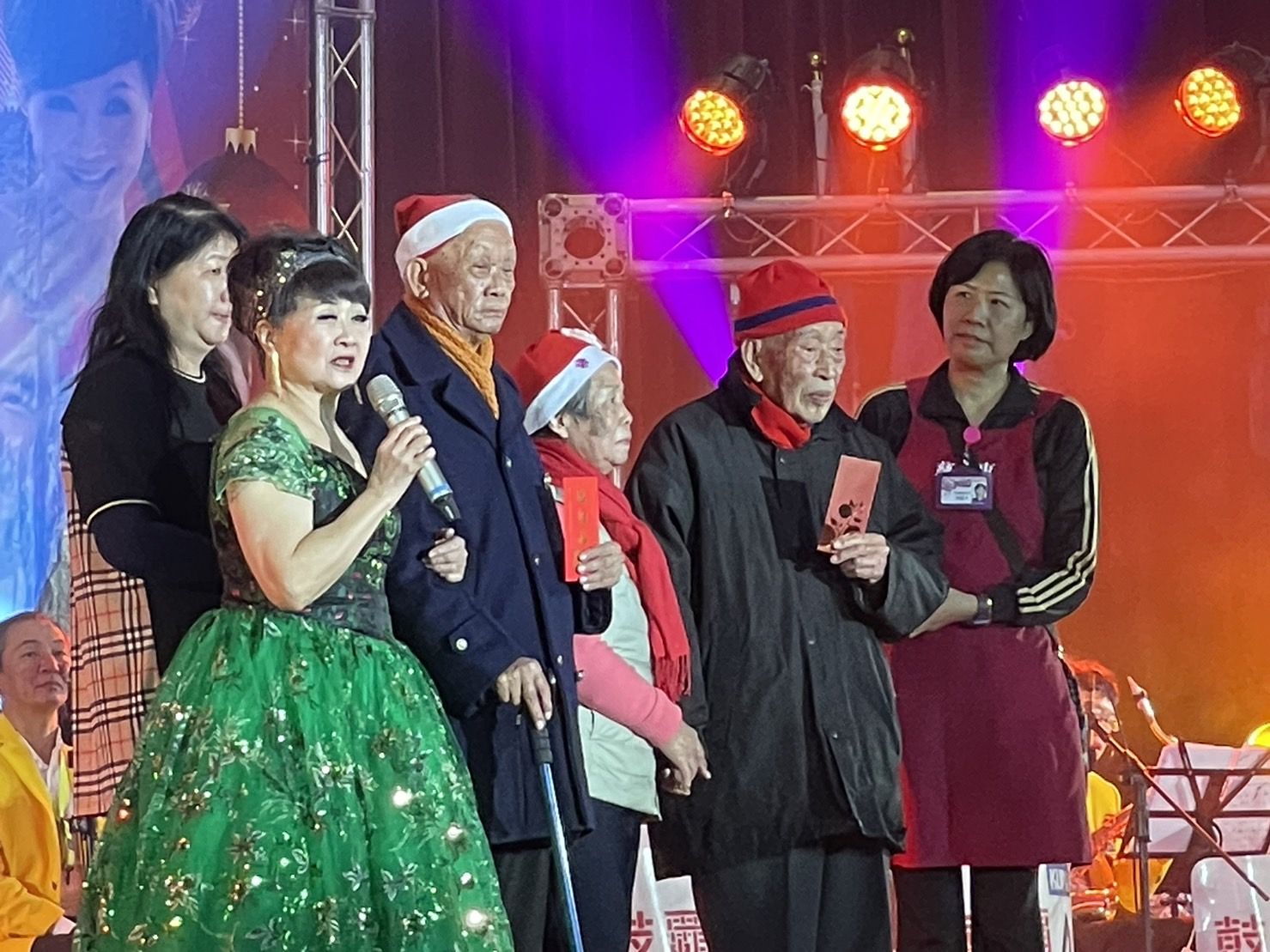 張琪送愛老榮民,關懷公益歌唱會由張琪擔綱主持