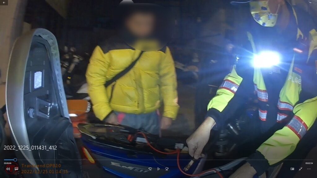 樹林警分局樹林派出所副所長陳志波、警員游勝嘉以警用機車電瓶跨接發動張民機車