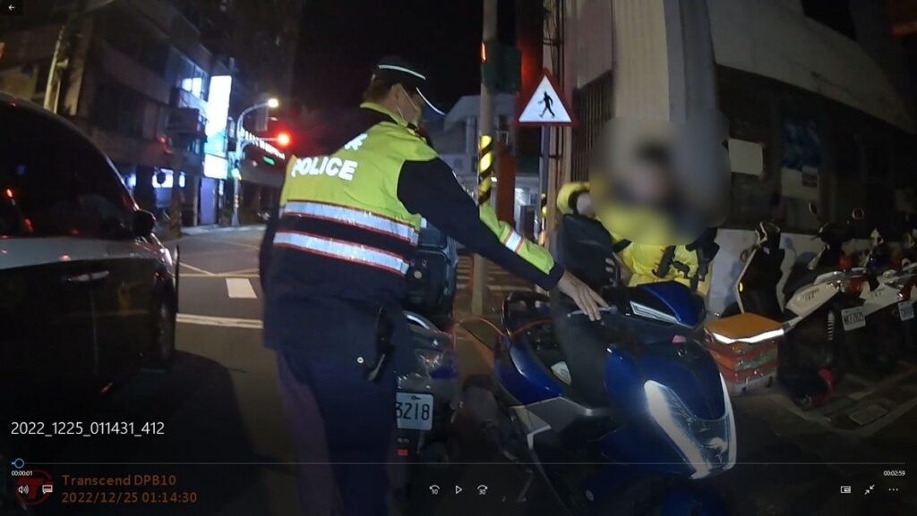 樹林警分局樹林派出所副所長陳志波、警員游勝嘉以警用機車電瓶跨接發動張民機車