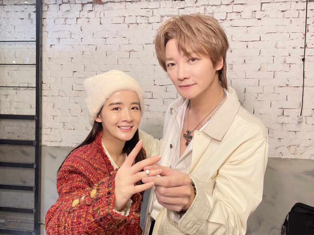 阿沁彌補愛妻花花,贈一克拉鑽戒,慶祝結婚紀念日