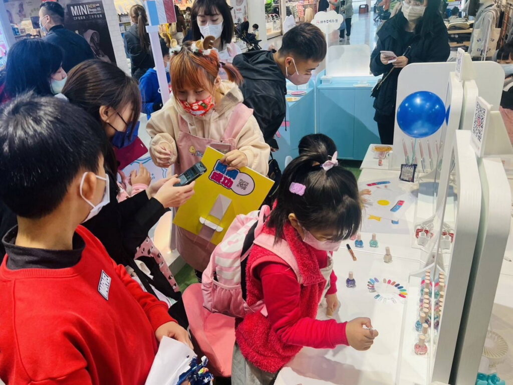 基隆家扶攜手在地企業 iFG 遠雄廣場 3 樓追風奇幻島舉辦聖誕圓夢活動, 幫助 250 位家扶孩童, 度過聖誕節, 完成聖誕心願。