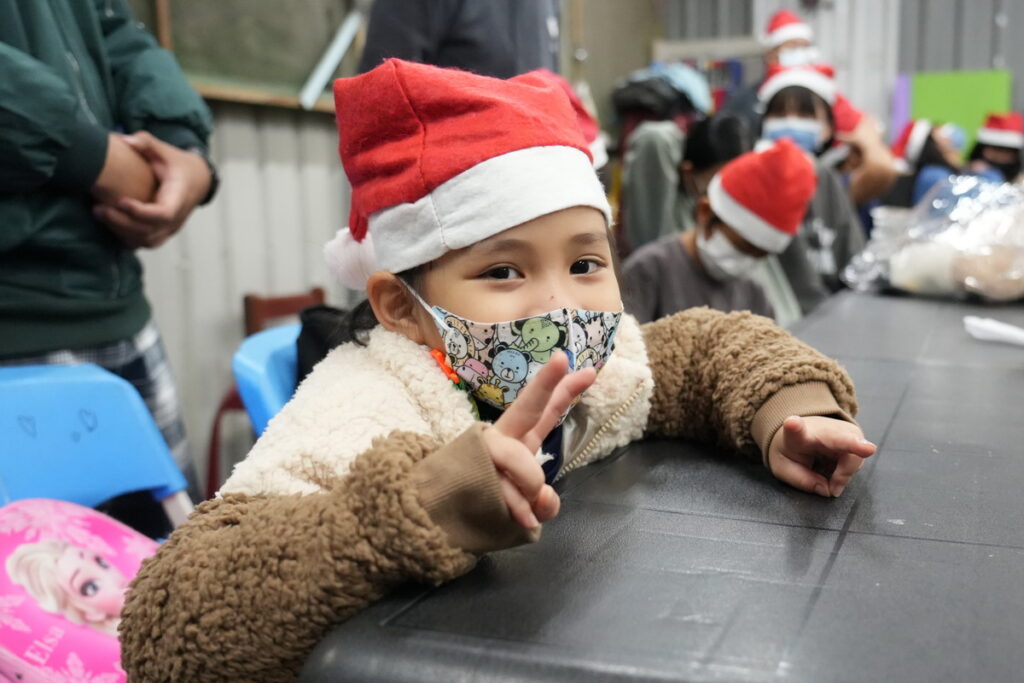 瑞興部落小學堂孩童與耶誕禮物開心合影