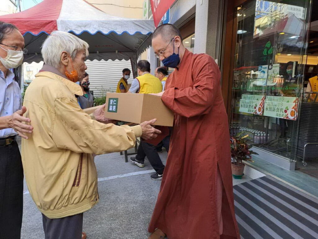 月稱光明寺舉辦2022寒冬送暖活動,法師特別到場關懷。