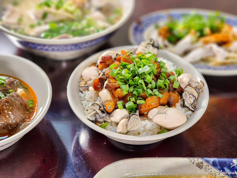 「鮮蚵滷肉飯」選自嘉義東石的鮮蚵也是老客人最愛的,老闆娘說之前因為有部落客點「乾蚵」舖在滷肉飯上,結果成為這裡的隱藏版美食!