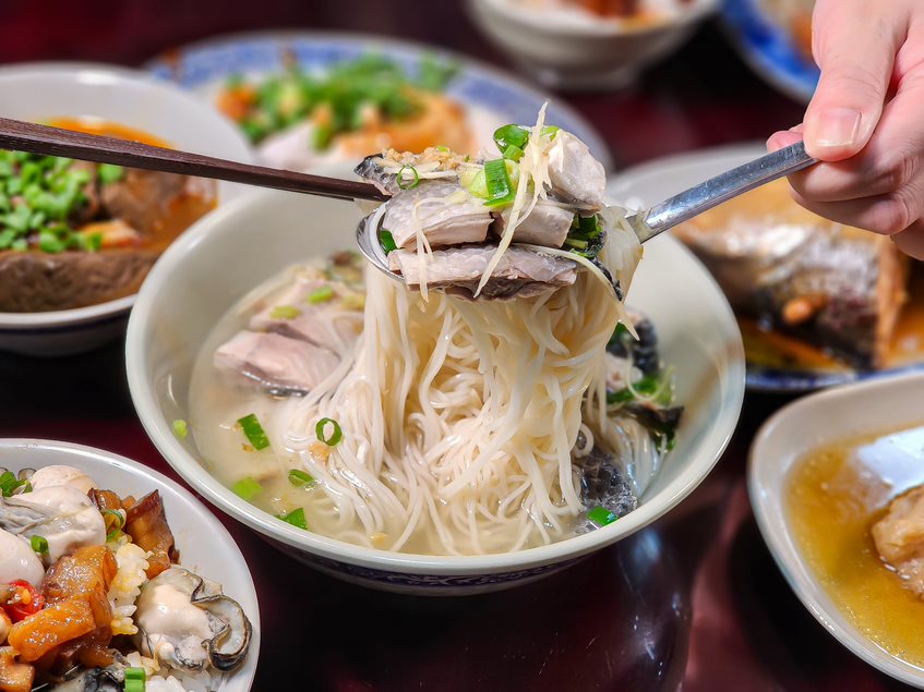 「魚皮麵線」在冷冷的天氣來上一碗相當過癮,最多人點的就是這種帶湯的麵線,湯很清鮮,淡淡薑絲味還加了蒜酥、芹菜提出高湯的鮮味。