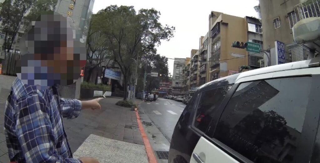 男子因車輛拋錨無法發動而驚慌無助,向警方尋求協助