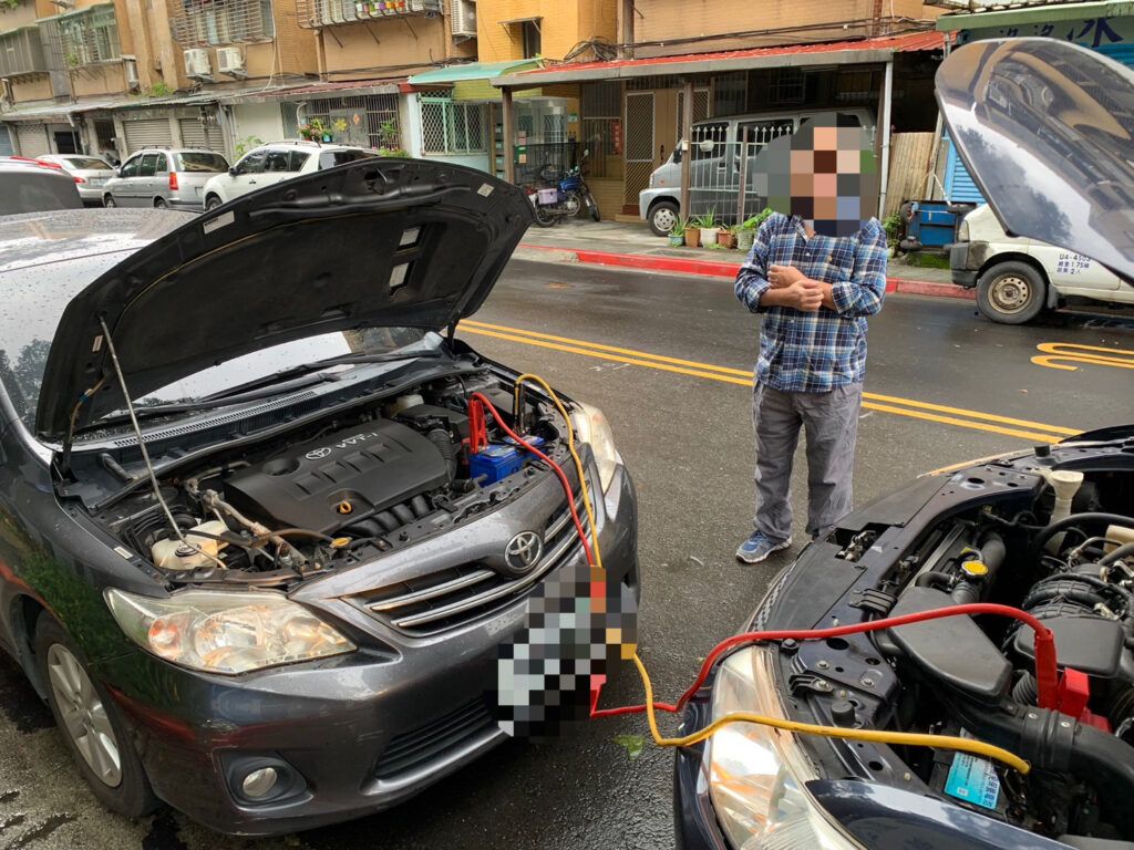 員警得知後隨即協助察看,經檢視車輛狀況應是電瓶沒電,員警便使用接電線設備幫忙發電