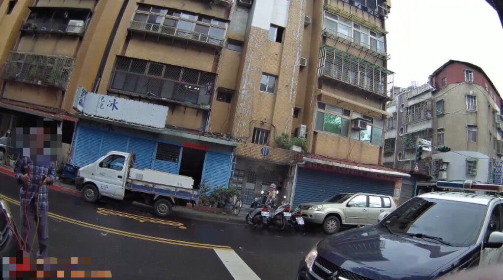 員警得知後隨即協助察看,經檢視車輛狀況應是電瓶沒電,員警便使用接電線設備幫忙發電