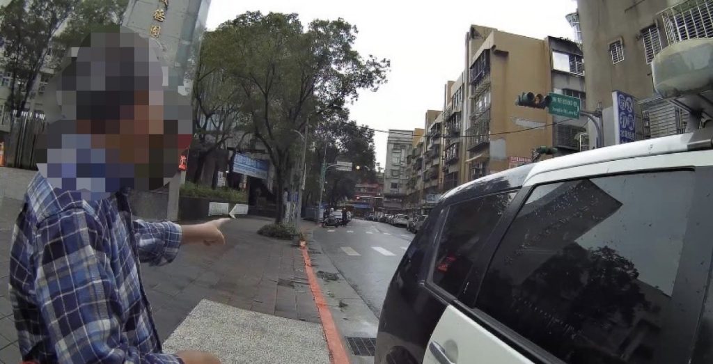 男子因車輛拋錨無法發動而驚慌無助,向警方尋求協助