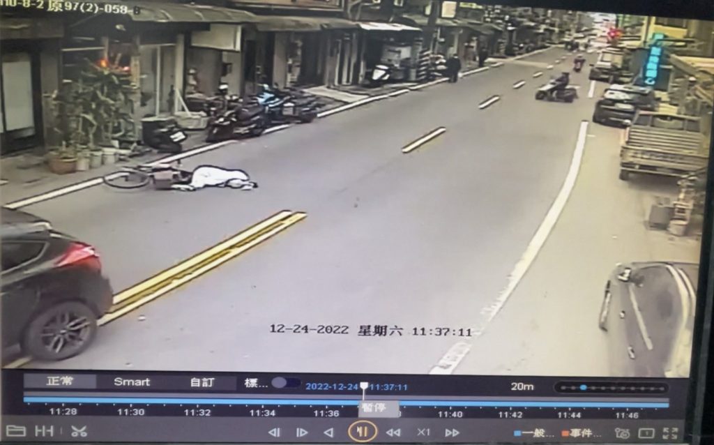 圖:老翁路倒於路中央