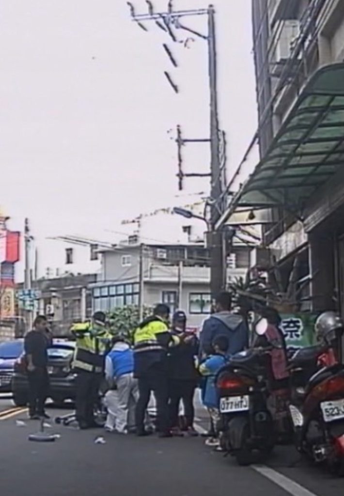 圖:警員鄭旭翔於路倒現場協助救護。