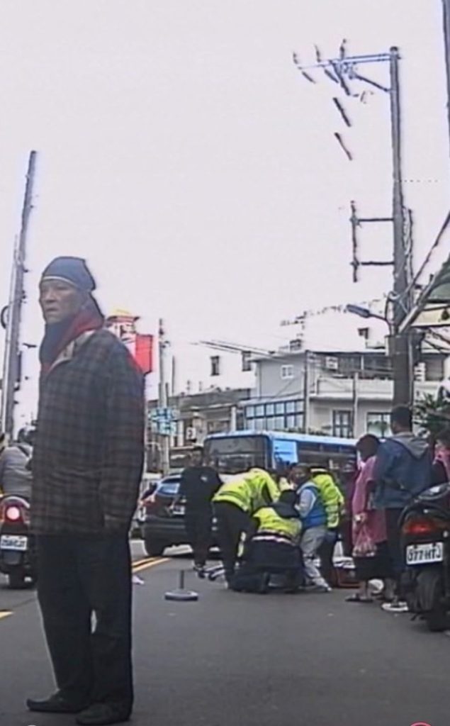 圖:警員鄭旭翔於路倒現場協助救護。