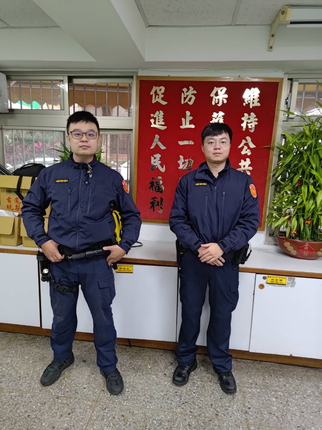 南港分局同德派出所警員潘彥瑋及陳冠全見民眾車輛拋錨停於路旁,立即協助順利脫困,深受民眾感謝。 (記者林艷林翻攝)
