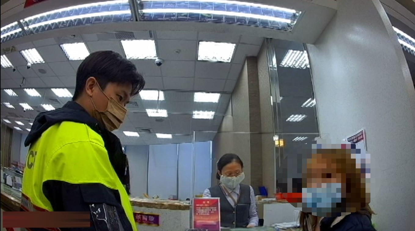 中市警二分局永興派出所警員當頭棒喝及時阻攔,為愛淪為車手糊塗女再轉出不法所得。(圖/記者謝榮浤翻攝)