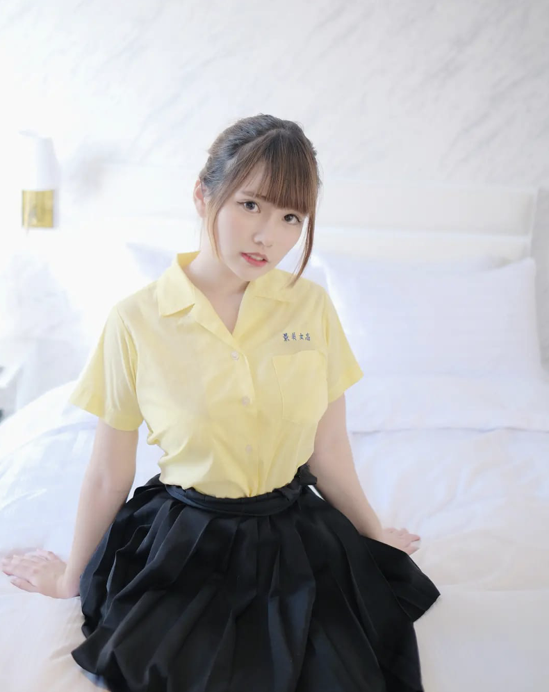 人氣網紅張弄弄神級身材引8萬粉追蹤 「熱愛大提琴」性感與氣質兼具