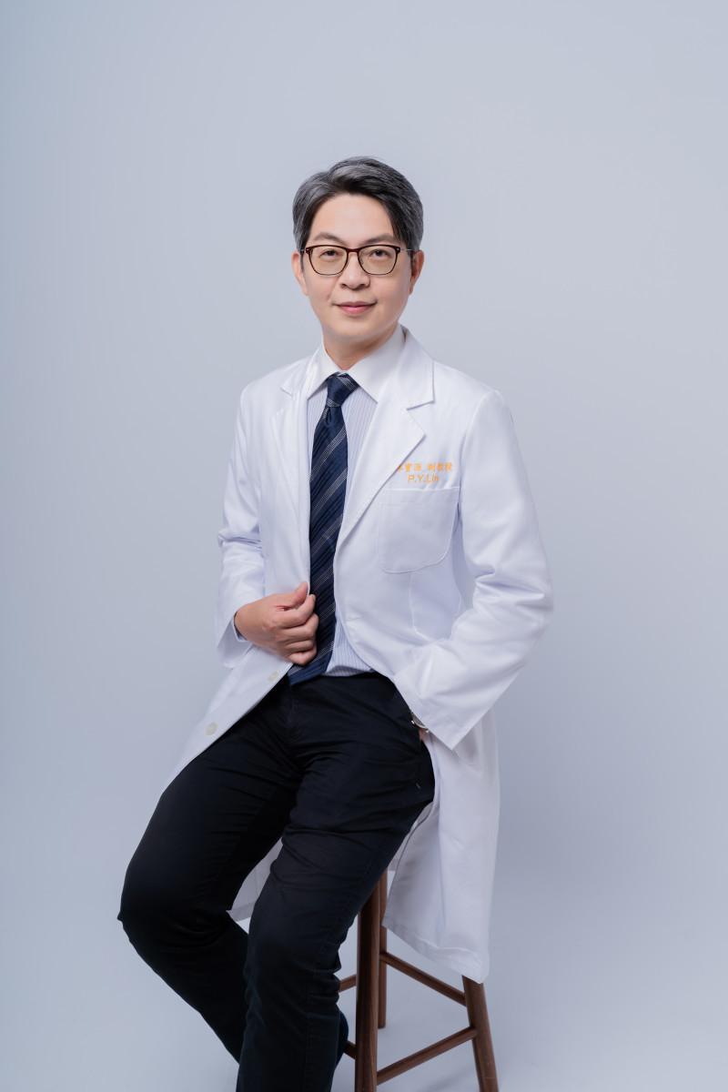 林寶源提到,眼部的手術相較於其他的整形手術來說,安全性較高、恢復期較短,但每個人的狀況有所差異,但還是需要經由專業的醫師進行評估。(圖/萊佳形象美學診所提供)