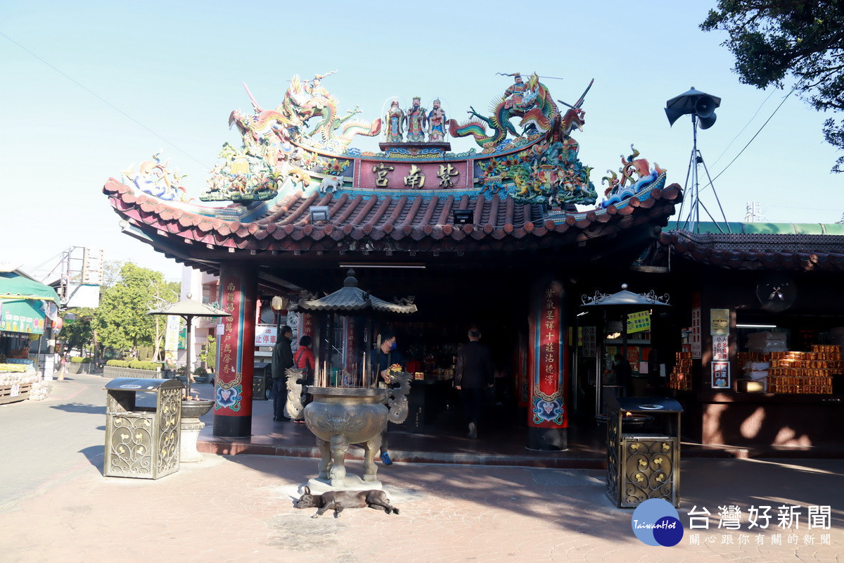 紫南宮土地公婆非常靈驗為此香火鼎盛。(記者扶小萍攝)