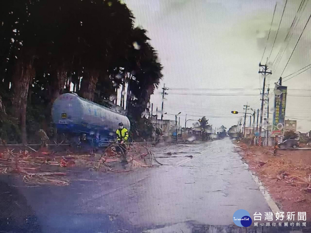 樹枝落車道影響安全，臺西警不畏寒冷排除復暢通/臺西警分局提供
