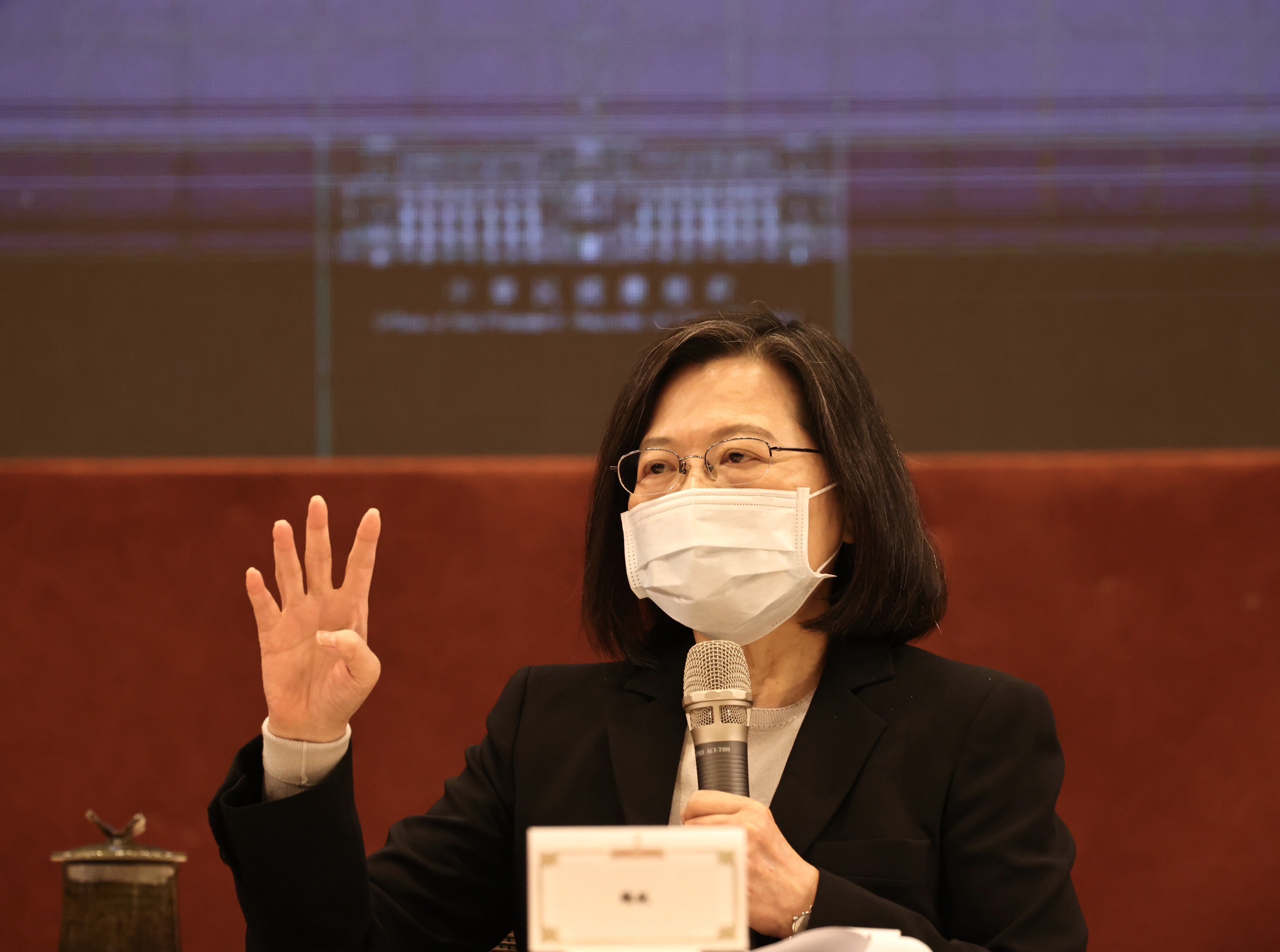 總統蔡英文27日親自主持「強化全民國防兵力結構調整方案」記者會,並接受媒體提問。林啟弘攝