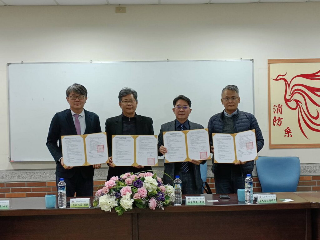 吳鳳科大盧副校長維新(左2)、青山消防器材公司蘇董事長慶昌(右2)、大安聯合股份有限公司王總經理大豪(右1)簽約儀式