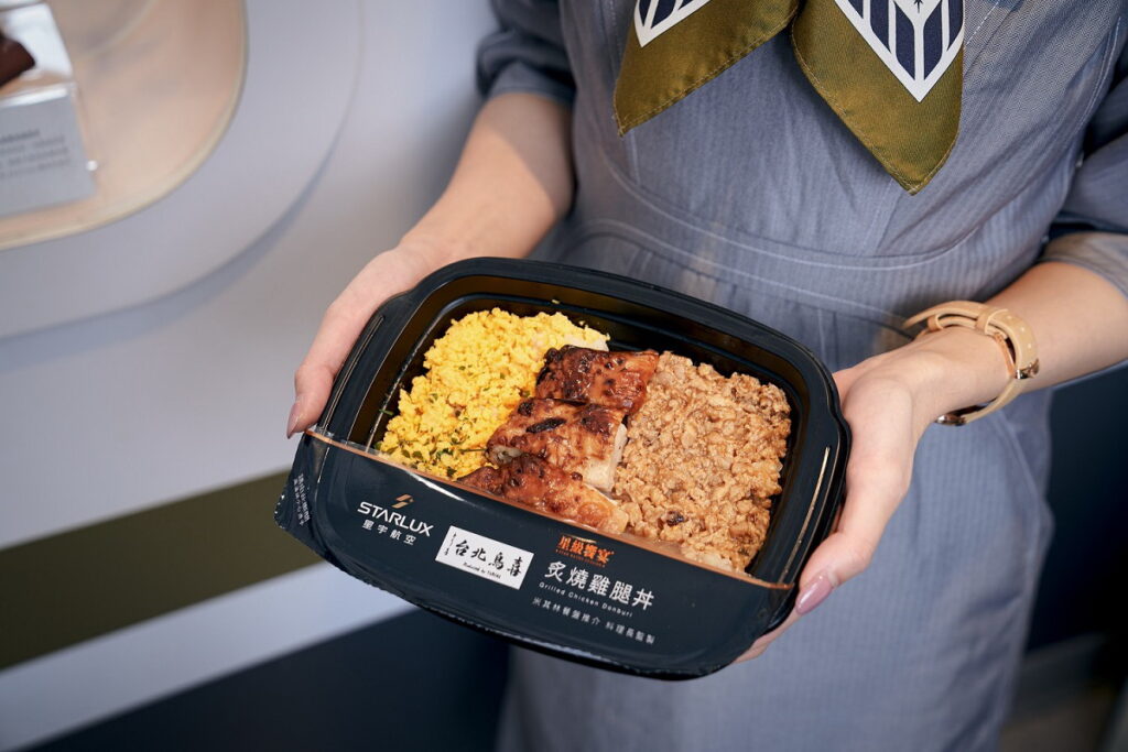主打新品為星宇航空日本航線商務艙限定,由以雞肉料理聞名的米其林餐盤推薦燒鳥專門店「台北鳥喜」合作開發「鳥喜炙燒雞腿丼(售價99元)」,由該店料理長指導監製,使用店內秘醬炙燒雞腿排,並以日式調味拌炒肉鬆和蛋鬆,均勻鋪在在地台南11號米的Q彈米飯上,宛如職人炙烤的日式料理。