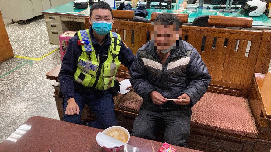 ▲霧峰員警尋獲協尋人口陳男，並提供熱騰騰的泡麵供其充飢取暖      (圖/台中霧峰分局 提供) 
