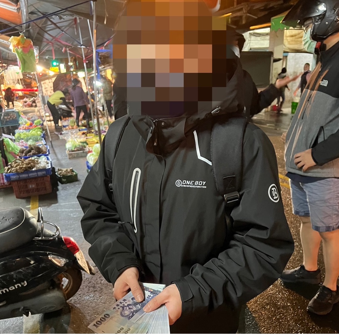 ▲新湖警於湖口土地銀行ATM 前逮捕黑衣提領車手羅男    (圖/新竹縣警察局 提供) 