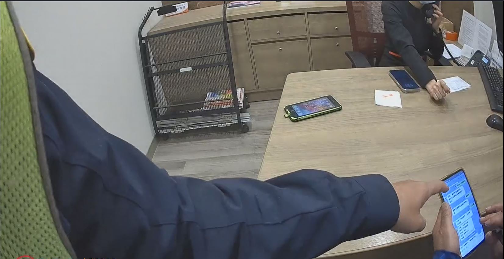▲ 簡姓老翁堅持匯款20萬購買傢俱,員警一查發現竟是警示帳戶 (圖/台中市警察局 提供)
