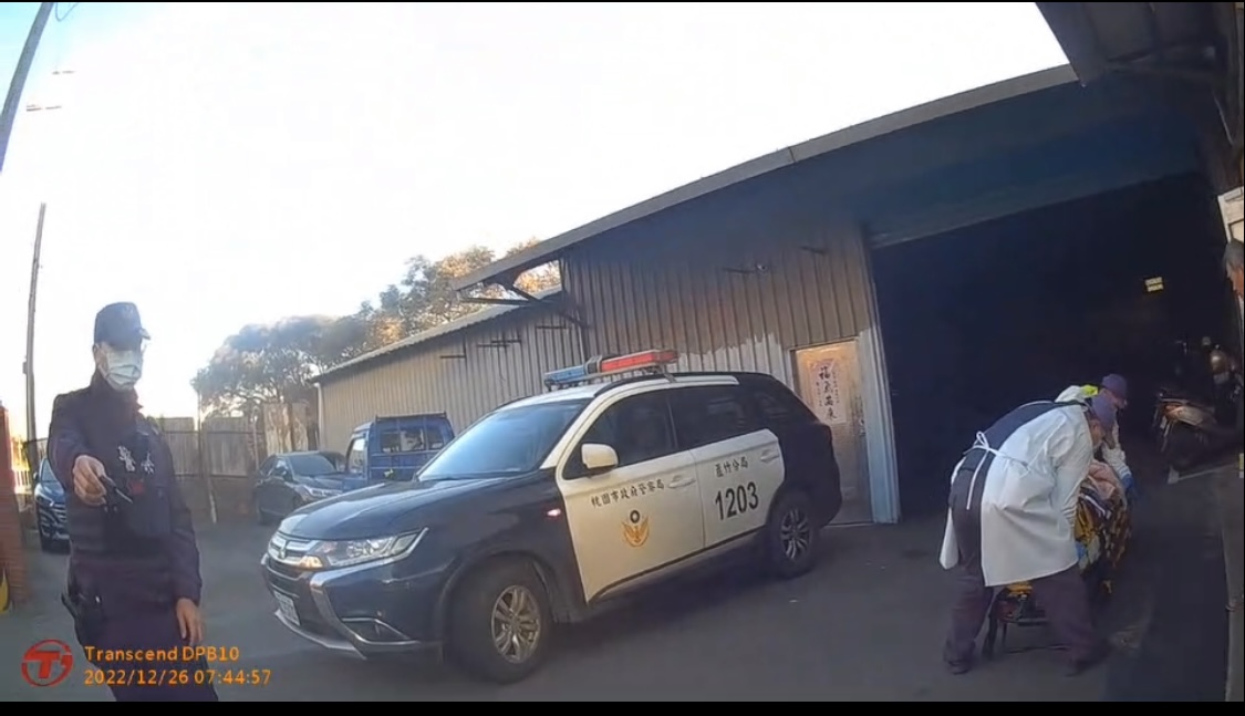 大竹所副所長吳宗翰及警員蔡政佳接獲民眾報案稱聽到有人呼救,立即趕往現場。(記者楊國域翻攝)