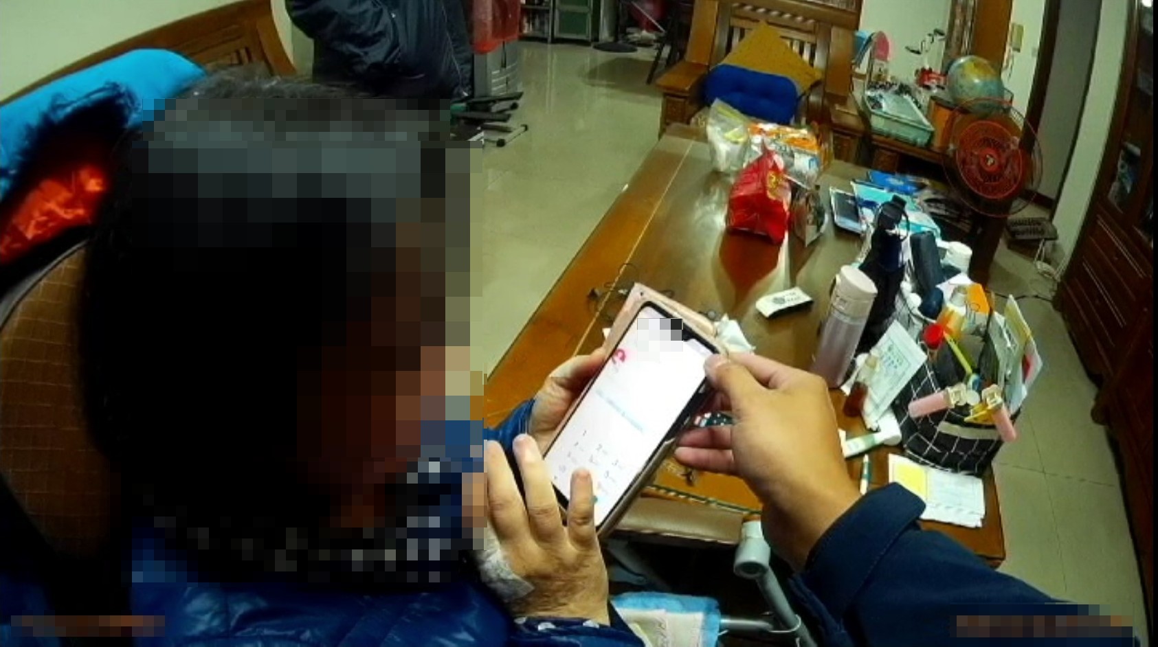 中市北區廖姓婦人遭「網路購物訂單設定錯誤」詐騙,依歹徒指示操作提款機,幸保全察覺有異及時報警攔阻。(圖/記者謝榮浤翻攝)