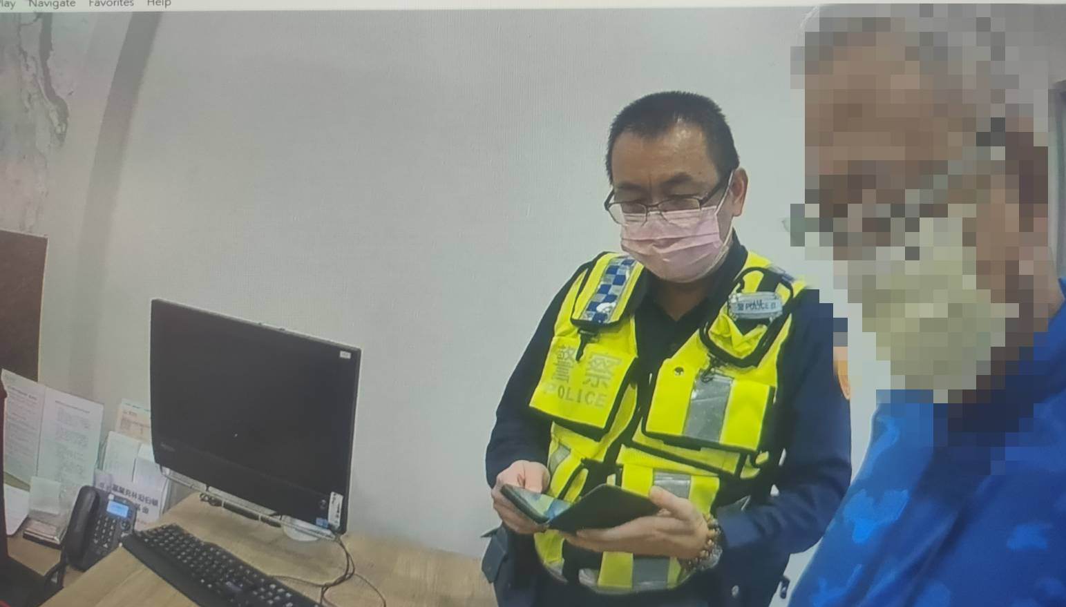 臺中市政府警察局第四分局大墩派出所與新光銀行再聯手阻詐成功守住老翁20萬。(圖/記者謝榮浤翻攝)