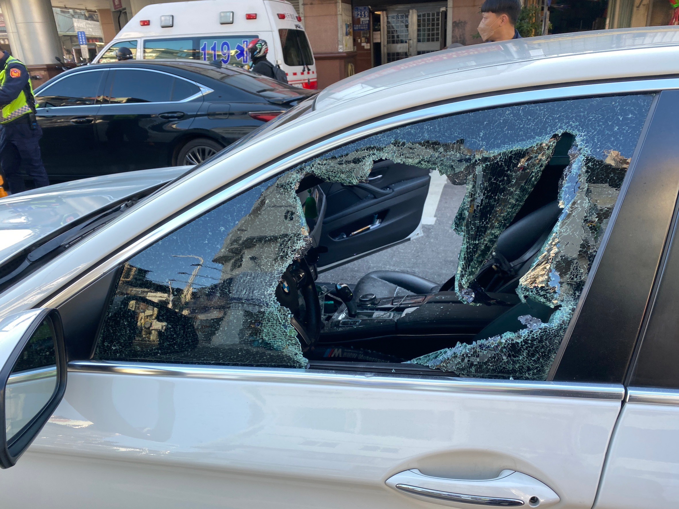 駕駛企圖逃離並衝撞警車，中市警六分局員警機警立即破窗將其逮捕，同時發現有酒駕依法移送嚴辦。(圖/記者謝榮浤翻攝) 