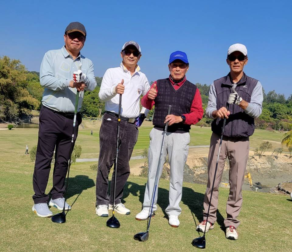 資深議員吳上明卸下職務走上果嶺身影翩然。(吳上明著紅衣提供)