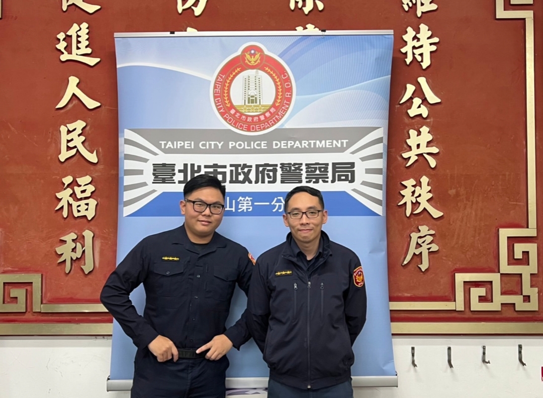 萬芳所林于禮、林威丞獲報土地公廟供品遭竊,年關將近,防盜工作不可輕忽。(記者廖敏秀翻攝)