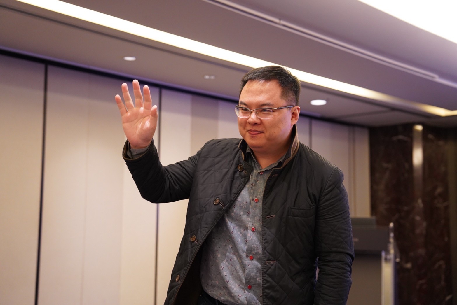 總經理鄭貴尹表示,商場如戰場,Kiton及Stefano Ricci成為許多台灣企業家首選「戰袍」。(圖/東道扶輪社提供)
