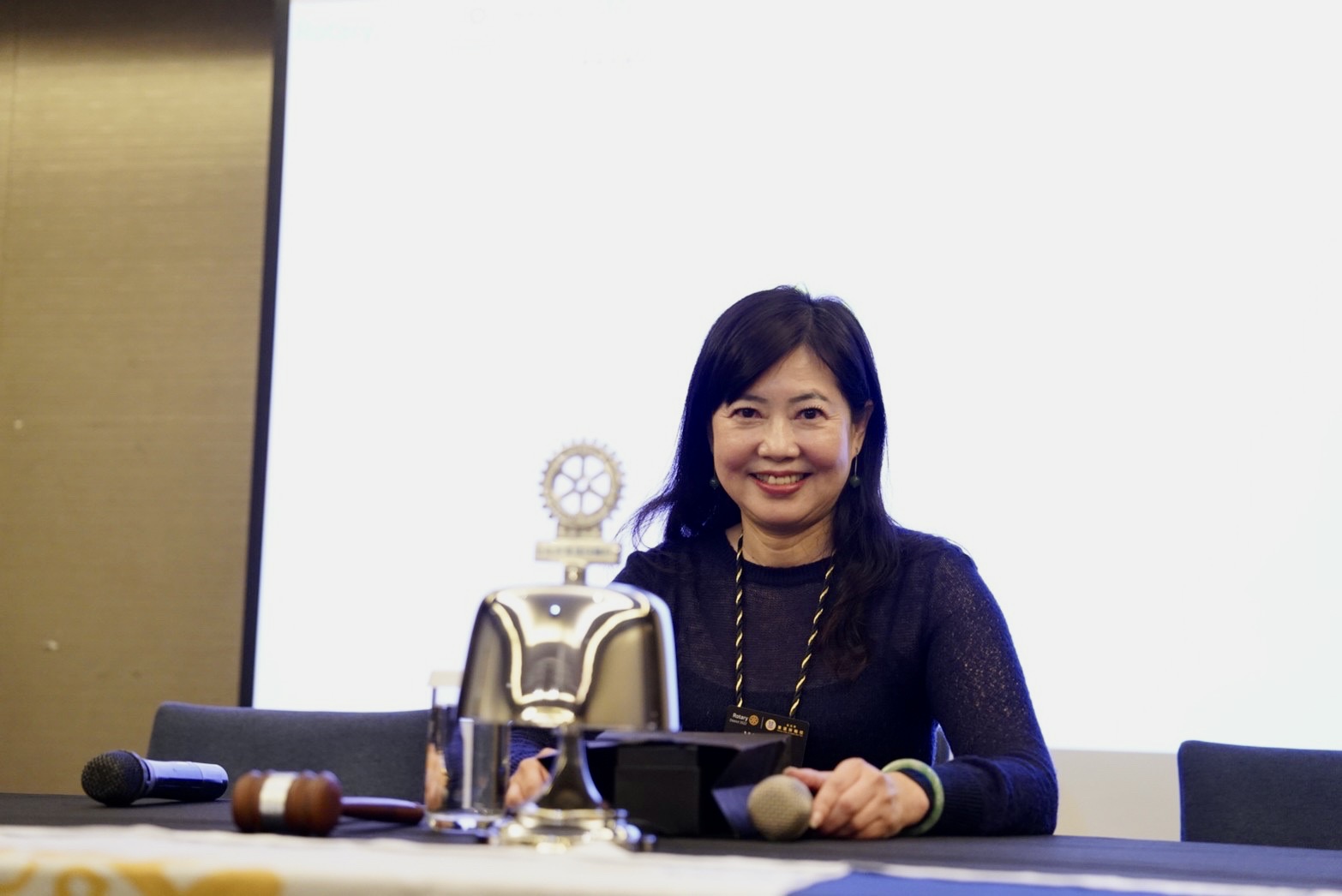 東道扶輪社社長游文玫為專業藝術品拍賣官,有「拍賣女王」之稱。(圖/東道扶輪社提供)