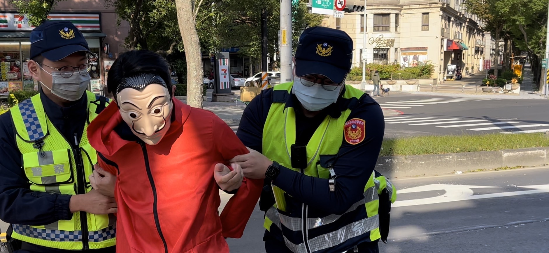 三峽警模仿韓劇劇情舉行防搶演練。(記者徐煜勝翻攝)