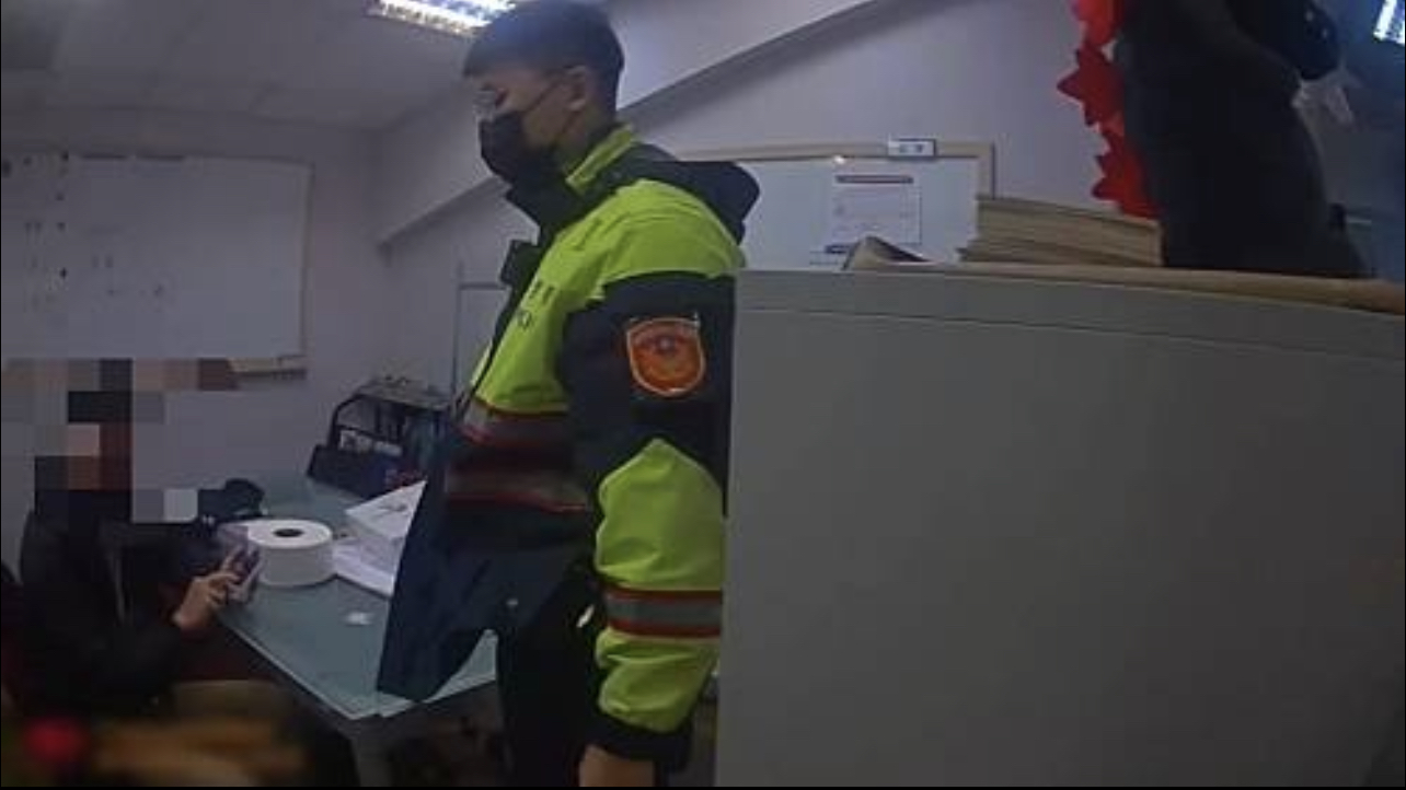 海山警速到場處理吵架糾紛。(記者戴昱弘翻攝)