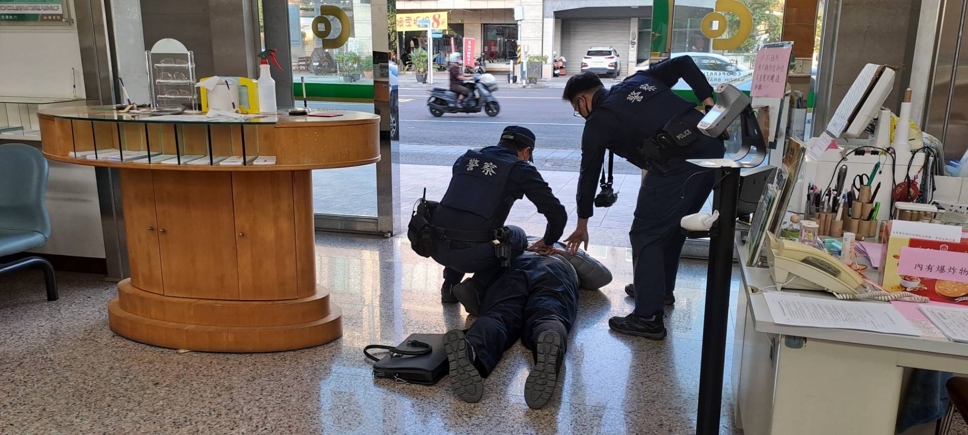 年關將近楠梓警分局演練金融機構防搶 強化安全維護工作