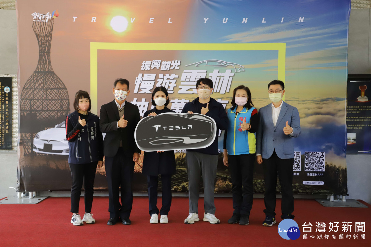 今(28)日上午舉行交車儀式,幸運兒楊先生歡喜領車並鼓勵大家多來雲林消費/李光揚翻攝